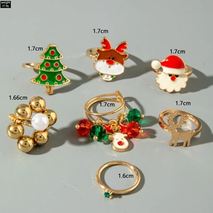 Vue détaillée du lot de 7 bagues de Noël avec charmes émaillés cerf et Père Noël