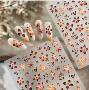 Detail von Vintage-Nagelaufklebern mit Leopardenmuster und Blumenprägung in Braun