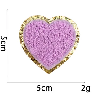 Detail van paarse chenille hart-patch met gouden paillettenrand, maat 5x5CM en 2g