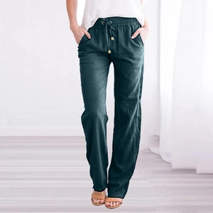 Détail de la taille élastique à cordon et des poches du pantalon large en lin bleu marine