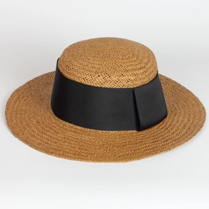 Détail du tressage en paille et ruban gros-grain noir sur ce chapeau canotier