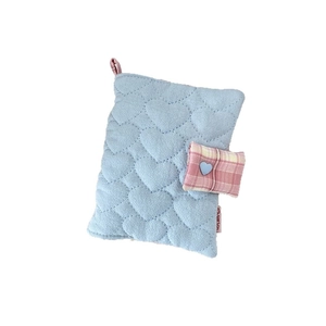 Couverture de carnet en tissu bleu clair avec motif cœur et rabat à carreaux