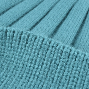 Graublaue Rippstrickmütze mit weicher Wolltextur für herbstliche Winterwärme