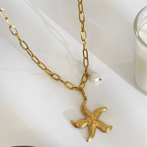Collier en acier doré avec pendentif étoile de mer, perle et chaîne à gros maillons