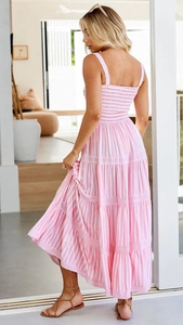 Détail d'une robe à rayures roses et blanches avec corsage froncé et jupe à volants