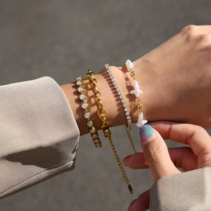 Bracciali sovrapposti placcati oro 18K con perle, catena tennis zirconi e maglie d'oro