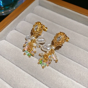 Detail von Vintage Gold-Clip-Ohrringen mit Kristallen und hängenden Perlen-Quasten