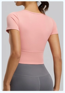 Vista posteriore ravvicinata del crop top rosa da yoga con tessuto elasticizzato opaco