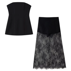 Détail de l'ensemble haut bustier noir à basque et jupe longue en dentelle fleurie