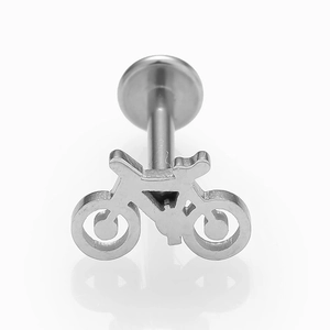 Détail macro d'un clou de piercing vélo en acier inoxydable poli pour lèvre ou oreille