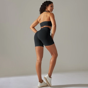 Vista posteriore del set yoga nero senza cuciture con reggiseno scollato e pantaloncini a vita alta