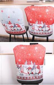 Détail de housses de chaise de Noël rouge et gris avec motifs de gnomes et de rennes nordiques