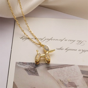 Détail du collier chien ballon doré serti de petits diamants sur une page de revue