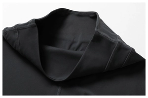 Détail du legging de yoga noir taille haute avec couture professionnelle à quatre aiguilles