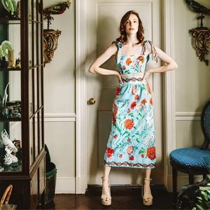 Completo retrò francese a fiori con crop top e gonna midi con spalline annodabili