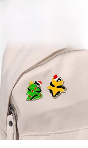 Detailaufnahme süßer Weihnachts-Anstecknadeln mit Katzenmotiv auf einer Segeltuchtasche