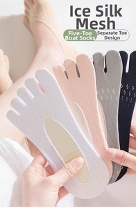 Dettaglio di calze a cinque dita in mesh nei colori bianco, rosa, grigio e nero