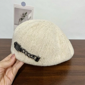 Knitted sequin beret in cream white featuring a black metal chain and buckle decoration