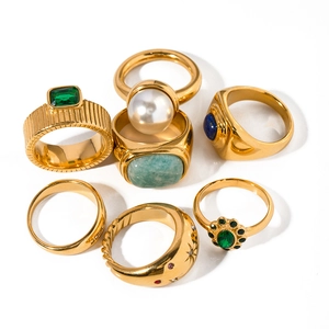 Retro 18K vergoldetes Ring-Set mit Zirkonia, grünen Edelsteinen und Perlen auf weißem Grund