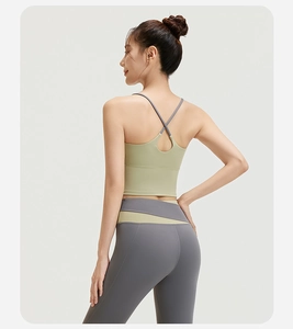 Rückansicht eines hellgrünen Sport-BHs und einer dunkelgrauen High-Waist-Yogahose