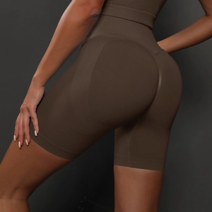 Vue arrière du short de yoga sans couture marron foncé avec coutures sculptantes fessier