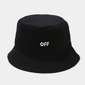 Vista dettagliata del cappello alla pescatora in cotone nero con ricamo OFF bianco e icona