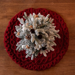 Jupe de sapin de Noël rouge tricotée avec motif de torsades et bordure ondulée élégante