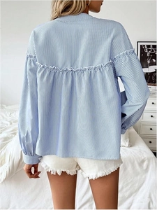 Elegante blau-weiß gestreifte Hemdbluse mit Rüschendetails am Rücken und Laternenärmeln