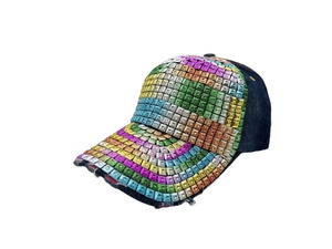 Dettaglio dei cristalli arcobaleno su un cappellino da baseball in denim blu da donna