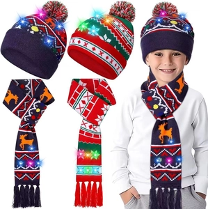 Détail de l'ensemble bonnet et écharpe de Noël LED pour enfants avec motifs de renne