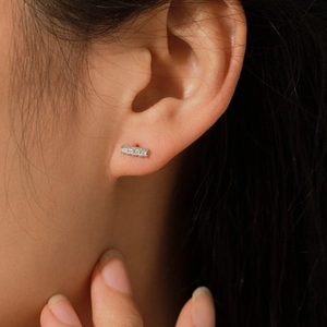 Élégantes boucles d'oreilles barres en argent 925 avec quatre diamants moissanite brillants