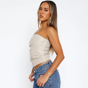 Vue détaillée du haut bandeau en similicuir beige avec fermeture éclair latérale en métal