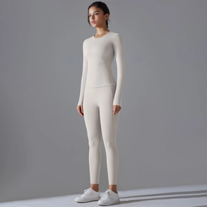 Détails de l'ensemble de yoga beige clair extensible avec haut à manches longues et legging