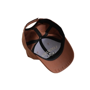 Vue intérieure de la casquette de baseball en coton marron avec broderies