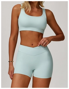 Detailaufnahme vom hellblauen Sport-Set mit Racerback-Bra und V-Cross-Shorts