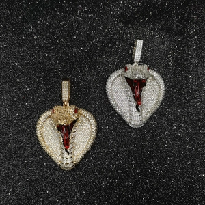 Detailansicht der gold- und silberfarbenen Cobra-Anhänger mit Zirkonia-Mikropavé