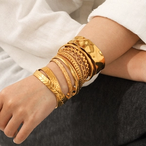 Bracelets empilables en acier inoxydable plaqué or 18 carats avec motifs texturés