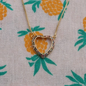 Collana a cuore dorata con zirconi multicolori su catena box e motivo ananas