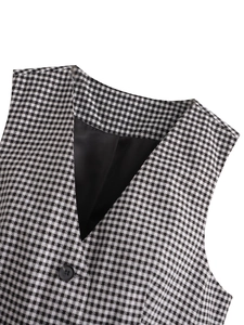 Détail d'un gilet pied-de-poule avec col en V, bouton noir et texture de tissu premium