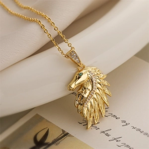 Vue macro d'un collier cheval en or avec zircones serties et détail d'oeil en gemme verte