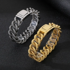 Vue détaillée de bracelets torsadés vintage en or 18 carats et métal noir sur fond noir