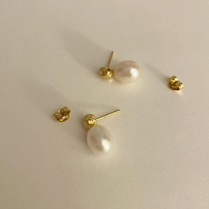 Elegant 925 sterling silver drop pearl earrings with irregular hammered gold metal texture