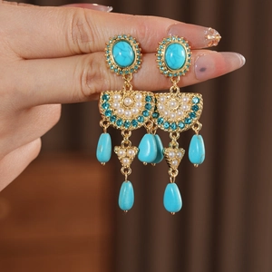Details von Vintage-Boho-Ohrringen mit Türkissteinen und künstlichen Perlen im Detail