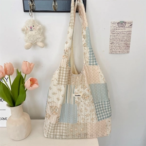 Detailansicht der Patchwork-Einkaufstasche mit Blumenmuster, Spitze und Sozakka-Logo
