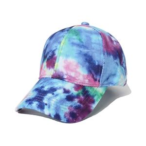Vue détaillée d'une casquette en coton avec motif tie-dye bleu, rose et violet vif