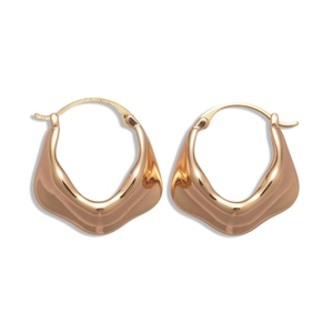 Boucles d'oreilles cœur évidé en métal doré avec design plissé sur fond blanc uni