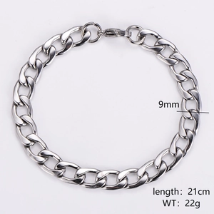 Gros plan d'un bracelet gourmette en acier de 9 mm avec un fermoir mousqueton