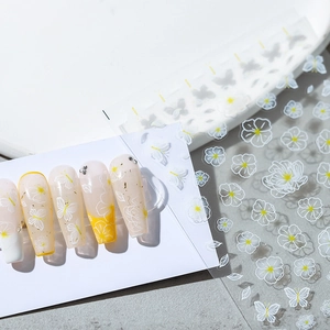 Autocollants nail art papillons blancs et fleurs jaunes sur capsules d'exposition