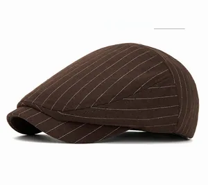 Détail macro du béret marron à rayures avec texture de tissu rétro et coutures précises