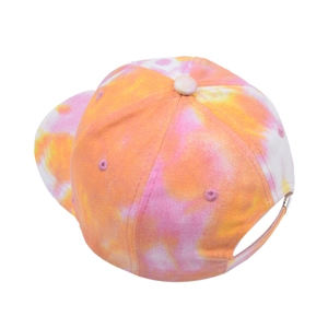 Vue détaillée du tissu tie-dye rose et jaune et des coutures sur une casquette